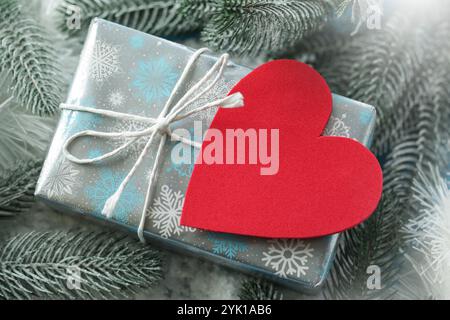 Boîte cadeau, vide vide, coeur sur branche de neige. Cadeaux d'hiver. Concept Saint-Valentin, mariages, anniversaire, papa ou maman Banque D'Images