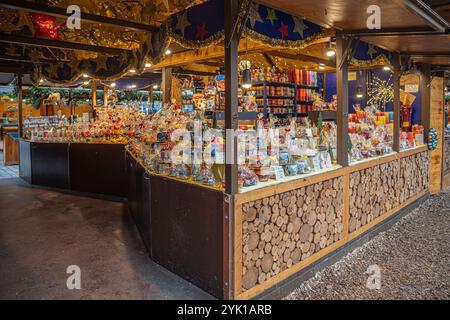 ERLANGEN, ALLEMAGNE - 15 DÉCEMBRE 2023 : marché de Noël (allemand:Weihnachtsmarkt) et fête de l'Avent à Schloßplatz (place Schloß), dans le centre de la ville. M Banque D'Images