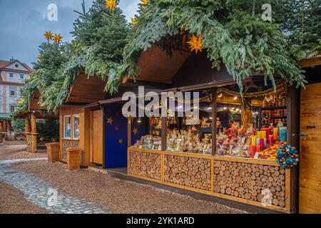 ERLANGEN, ALLEMAGNE - 15 DÉCEMBRE 2023 : marché de Noël (allemand:Weihnachtsmarkt) et fête de l'Avent à Schloßplatz (place Schloß), dans le centre de la ville. M Banque D'Images