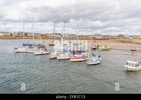 Bateaux dans le port protégé par Elie Beach sur le Firth of Forth, Elie, Fife, Écosse Banque D'Images