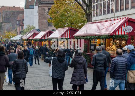 Weihnachtsbuden in der Königstraße Nürnberg, 16.11.2024 Rot-Weiß gestreifter Buden in der Fußgängerzone vor dem ehemaligen Galeria-Kaufhof-Gebäude in Nürnberg. Die Stände, geschmückt mit Tannengirlanden und Lichtern, bieten Waren und Speisen an. Zahlreiche Menschen flanieren durch die Einkaufsstraße Nürnberg Bayern Deutschland *** Etas de Noël à Königstraße Nuremberg, 16 11 2024 Etas rayés rouges et blancs dans la zone piétonne devant l'ancien bâtiment Galeria Kaufhof à Nuremberg les étals, décorés de guirlandes de sapin et de lumières, offrent des marchandises et de la nourriture à de nombreuses personnes se promener Banque D'Images