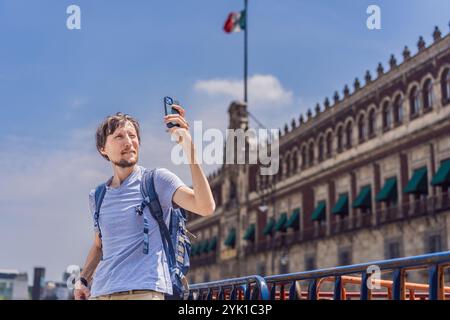 Touriste masculin sur la place centrale de Mexico, Zocalo. Exploration culturelle, voyage et concept d'architecture historique Banque D'Images