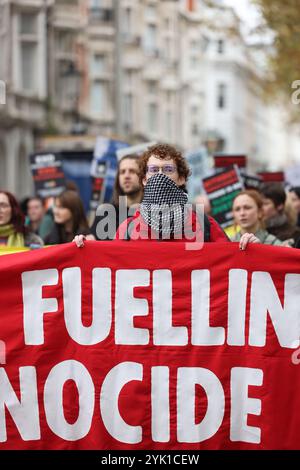 Londres, Royaume-Uni, 16 novembre 2024. Marche pour une justice climatique mondiale et appel à cesser de nourrir le génocide dans le centre de Londres alors que les dirigeants mondiaux se réunissent pour les négociations climatiques de la COP29 de l'ONU à Bakou. La marche s’est déroulée via SOCAR, sur le Strand, les bureaux de la Compagnie pétrolière d’Etat d’Azerbaïdjan qui a récemment signé un accord de production avec la compagnie pétrolière britannique BP. Crédit : Monica Wells/Alamy Live News Banque D'Images