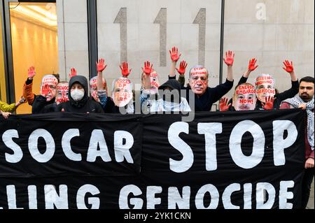 Londres, Royaume-Uni. 16 novembre 2024. Des centaines de manifestants climatiques se rassemblent à Londres pour la marche pour la justice climatique qui coïncide avec la COP29 en Azerbaïdjan. De nombreux groupes environnementaux, dont extinction Rebellion, Fossil Free London, Greenpeace et War on Want and Energy embargo for Palestine, exigent la justice climatique et la fin de la guerre au moyen-Orient. Crédit : Andrea Domeniconi/Alamy Live News Banque D'Images