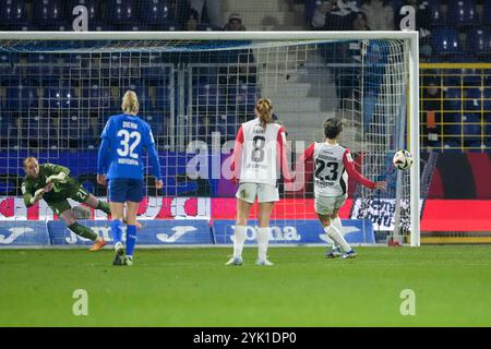 Sara Doorsoun-Khajeh (SGE, 23) erzielt per Handelfmeter, Elfmeter, das Tor zum 0:1, Treffer, Torerfolg, Highlight, action, Aktion, Spielszene, 16.11.2024, Sinsheim (Hoffenheim) (Deutschland), Fussball, Google Pixel Frauen-Bundesliga, TSG 1899 Hoffenheim - SG Eintracht Frankfurt, DFB/DFL LA RÉGLEMENTATION INTERDIT TOUTE UTILISATION DE PHOTOGRAPHIES COMME SÉQUENCES D'IMAGES ET/OU QUASI-VIDÉO. Banque D'Images