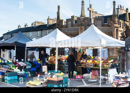 Jour de marché à Market Square dans la ville de Kirkby Lonsdale, Cumbria, Angleterre, Royaume-Uni. Banque D'Images