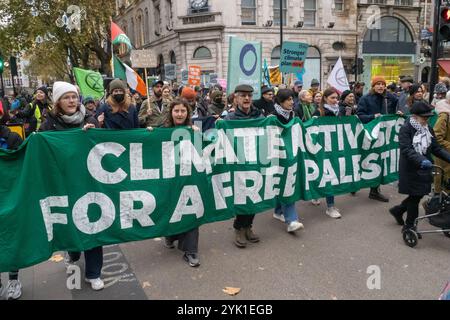 Londres, Royaume-Uni. 16 novembre 2024. Activistes climatiques pour une Palestine libre. Alors que la COP 29 de l'ONU se déroule à Bakou, les militants défilent du British Museum, qui a un accord de 50 millions de livres sterling avec BP qui profite massivement du pétrole, y compris des ventes à Israël, aux bureaux de SOCAR, la compagnie pétrolière nationale azerbaïdjanaise et à un rassemblement de Downing St. Le président de la COP 29, Mukhtar Babayev, l'a utilisé pour promouvoir les ventes de pétrole. Les militants exigent que le Royaume-Uni mette fin à sa dépendance aux combustibles fossiles, paie pour le financement climatique mondial et mette fin au soutien au génocide israélien. Peter Marshall/Alamy Live News Banque D'Images