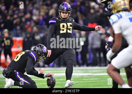 Seattle, Washington, États-Unis. 15 novembre 2024. Le kicker Grady Gross (95) des Huskies de Washington place marque un point supplémentaire lors du match de football de la NCAA entre les Bruins de l'UCLA et les Huskies de Washington à Seattle, Washington. Washington a battu UCLA 31-19. Steve Faber/CSM (image crédit : © Steve Faber/Cal Sport Media). Crédit : csm/Alamy Live News Banque D'Images