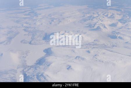 Vue aérienne de la neige blanche a couvert la terre, paysage de neige, saison blanche d'hiver de la nature, Norvège, pour fond d'écran Banque D'Images