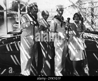 OLIVER HARDY, GLORIA GREER, STAN LAUREL et ANNE CORNWALL dans une photographie publicitaire pour HOMMES O'WAR 1929 le réalisateur LEWIS R. FOSTER photographié par GEORGE STEVENS et JACK ROACH dialogue par H.M. WALKER produit par HAL ROACH Metro Goldwyn Mayer Banque D'Images