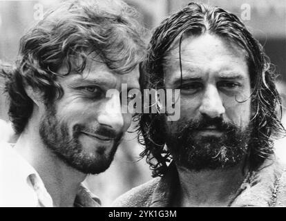 ROLAND JOFFE et ROBERT DE NIRO sur le tournage de LA MISSION 1986 ROLAND JOFFE scénario et histoire originale de ROBERT BOLT Directeur de la photographie CHRIS MENGES musique d'ENNIO MORRICONE costume Design ENRICO SABBATINI Producteur DAVID PUTTNAM Warner Bros. / Goldcrest film International / Kingsmere Productions Ltd. / Enigma Productions / AMLF Banque D'Images