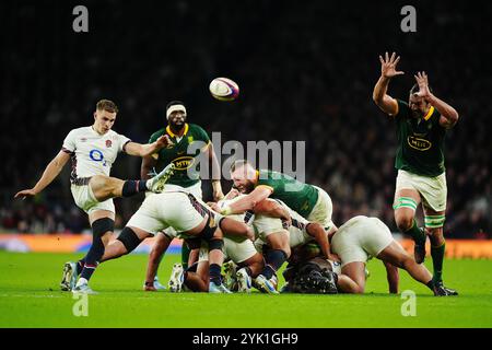 L'Anglais Jack van Poortvliet (à gauche) est fermé par l'Africain du Sud Eben Etzebeth (à droite) lors du match international d'automne à l'Allianz Stadium de Londres. Date de la photo : samedi 16 novembre 2024. Banque D'Images