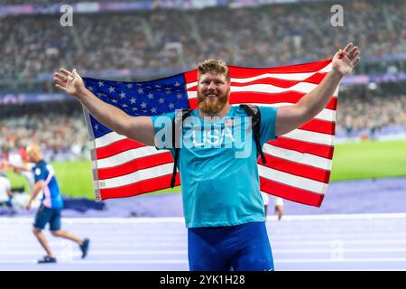 Ryan Crouser (États-Unis) champion olympique, dans le tir masculin aux Jeux Olympiques d'été de 2024. Banque D'Images