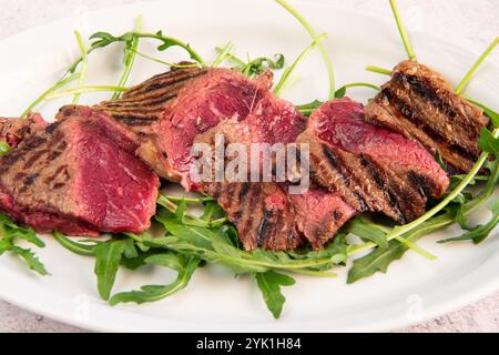 Tagliata di manzo con rucola ou ​​beef tranchée à la roquette est un plat typique de la cuisine italienne Banque D'Images