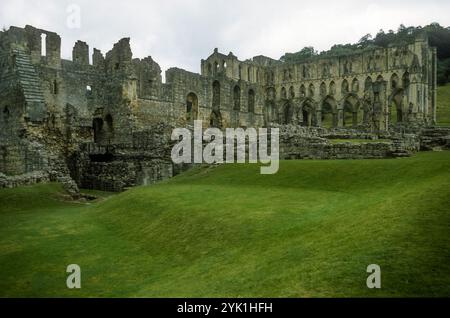 Photographie d'archives de 1982 des ruines de l'abbaye de Rievaulx dans le Yorkshire. Banque D'Images