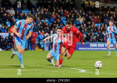 FA Trophy match entre Scunthorpe United, un club professionnel de la Vanarama National League North, et Warrington Rylands, semi-professionnel et évoluant dans la Northern premier League premier Division. Warrington Rylands l'a emporté par un but à deux. Jake Daniels traverse le milieu de terrain. Crédit : John Hopkins/Alamy Live News Banque D'Images