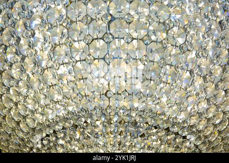 Gros plan d'un fond de texture cristal avec des motifs abstraits brillants Banque D'Images