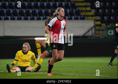 Sittard, pays-Bas. 16 novembre 2024. Sittard, pays-Bas, 16 novembre 2024 : Jarne Teulings (7 Feyenoord Vrouwen) célèbre après avoir marqué le deuxième but de son équipe lors du match Azerion Vrouwen Eredivisie entre Fortuna Sittard Vrouwen et Feyenoord Vrouwen au stade Fortuna Sittard, aux pays-Bas (Martin Pitsch/SPP) crédit : SPP Sport Press photo. /Alamy Live News Banque D'Images