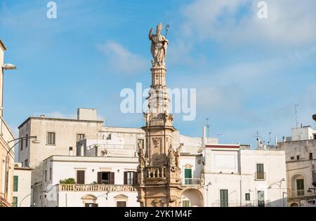Vue de la colonne de Saint Oronzo située sur la place de la liberté à Ostuni, province de Brindisi, Pouilles, Italie Banque D'Images