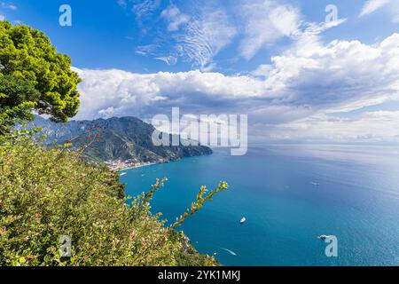 Vue sur la côte amalfitaine en Italie depuis Ravello. Banque D'Images