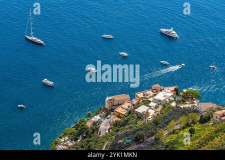 Vue sur la côte amalfitaine en Italie depuis Ravello. Banque D'Images