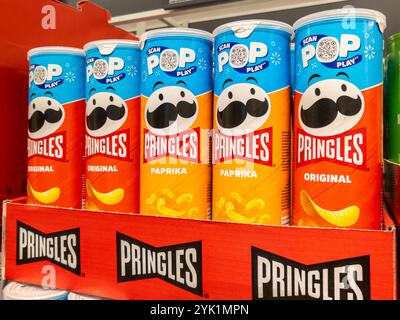 Italie - 13 novembre 2024 : tubes de chips Pringles au goût classique et au paprika en vente dans les supermarchés italiens Banque D'Images