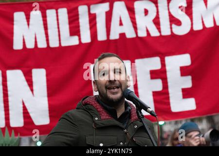 Londres, Royaume-Uni. 16 novembre 2024. Le chef adjoint du Parti vert et membre de l'Assemblée londonienne, Zack Polanski, s'adresse à un rassemblement à Whitehall après une marche dans le centre de Londres par une coalition de plus de soixante groupes de campagne pour le climat et des partisans palestiniens exigeant que le gouvernement mette fin à notre dépendance aux combustibles fossiles, rembourse le financement climatique et cesse de soutenir la guerre israélienne contre Gaza. L’Azerbaïdjan, dont la compagnie pétrolière publique collabore avec le géant pétrolier BP, accueille actuellement les négociations sur le climat de la COP29 et fournit environ 30% du pétrole israélien via la Turquie. Crédit : Ron Fassbender/Alamy Live News Banque D'Images