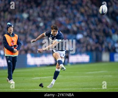 Série automne : Écosse v, Portugal. 16 novembre 2024. Le stand-off de l'Écosse, Adam Hastings, se convertit alors que l'Écosse affronte le Portugal lors de leur 3e match de la série d'automne au Scottish Gas Murrayfield, Édimbourg, Royaume-Uni crédit : Ian Jacobs/Alamy Live News Banque D'Images