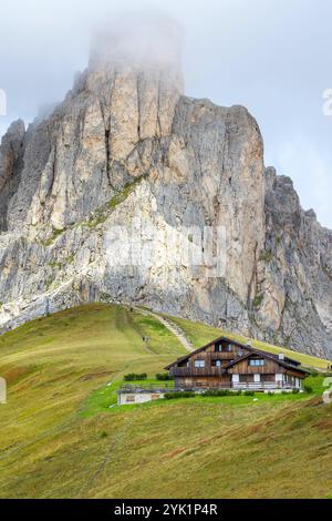 Giau Pass, Italie vue d'automne de Ra Gusela pic du groupe Nuvolau dans la montagne italienne Dolomites et chalet en bois, Tyrol du Sud Banque D'Images