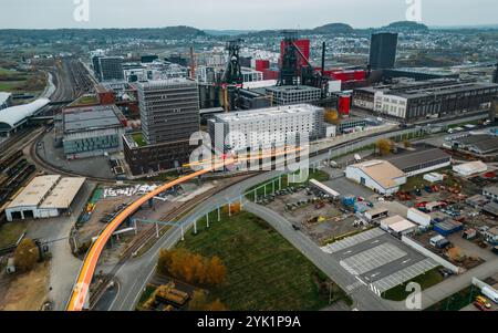 Esch-sur-Alzette, Luxembourg - 16 novembre 2024 : vue aérienne par drone du pont cyclable de 1,2 km de long inauguré en 2022, le plus long d'Europe et de Belval Banque D'Images