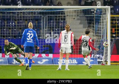 Torschützin Sara Doorsoun-Khajeh (SGE, 23) erzielt per Handelfmeter, Elfmeter, das Tor zum 0:1, Treffer, Torerfolg, Highlight, action, Aktion, Spielszene, 16.11.2024, Sinsheim (Hoffenheim) (Deutschland), Fussball, Google Pixel Frauen-Bundesliga, TSG 1899 Hoffenheim - SG Eintracht Frankfurt, DFB/DFL LA RÉGLEMENTATION INTERDIT TOUTE UTILISATION DE PHOTOGRAPHIES COMME SÉQUENCES D'IMAGES ET/OU QUASI-VIDÉO. Banque D'Images