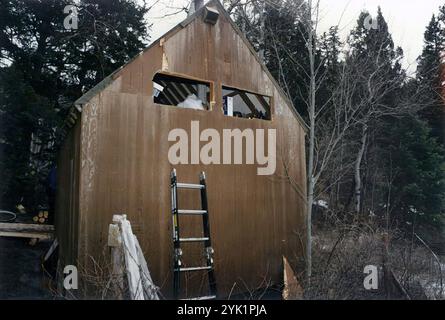 L'extérieur de la cabane d'Unabomber Ted Kaczynski près de Lincoln montre des fenêtres dans le loft. Les fenêtres ont ensuite été arborées. Photo de preuve du FBI Banque D'Images