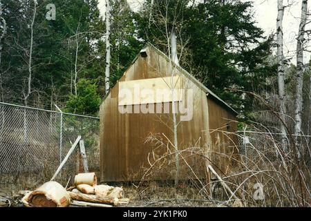 L'extérieur de la cabine d'Unabomber Ted Kaczynski est montré. À la suite de l'arrestation de Kaczynski en avril 1996, une clôture à maillons a été érigée autour de la cabane pour dissuader les gens d'entrer. Photo de preuve du FBI Banque D'Images