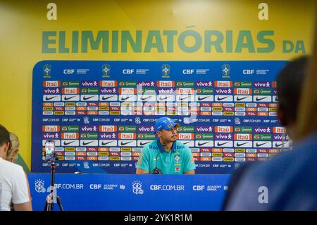 BA - SALVADOR - 11/16/2024 - CONFÉRENCE DE PRESSE DE L'ÉQUIPE NATIONALE BRÉSILIENNE À SALVADOR (BA) - André, joueur brésilien, lors d'une conférence de presse avant la séance d'entraînement de l'équipe à Barradao. Photo : Jhony Pinho/AGIF Banque D'Images