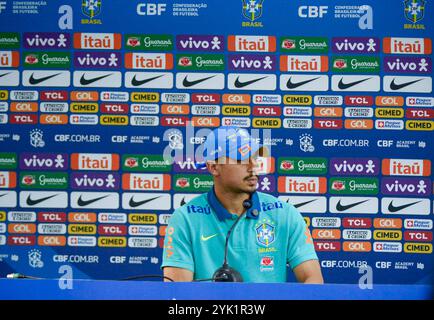 BA - SALVADOR - 11/16/2024 - CONFÉRENCE DE PRESSE DE L'ÉQUIPE NATIONALE BRÉSILIENNE À SALVADOR (BA) - André, joueur brésilien, lors d'une conférence de presse avant la séance d'entraînement de l'équipe à Barradao. Photo : Jhony Pinho/AGIF Banque D'Images