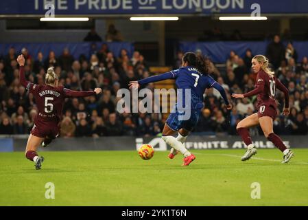 Londres, Royaume-Uni. 16 novembre 2024. Mayra Ram'rez de Chelsea Women marque pour se classer 1-0 lors du match de Super League féminin entre Chelsea Women et Manchester City Women à Stamford Bridge, Londres, Angleterre, le 16 novembre 2024. Photo de Ken Sparks. Utilisation éditoriale uniquement, licence requise pour une utilisation commerciale. Aucune utilisation dans les Paris, les jeux ou les publications d'un club/ligue/joueur. Crédit : UK Sports pics Ltd/Alamy Live News Banque D'Images