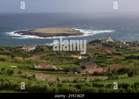 Vue sur Topo et le phare de Sao Jorge, Açores, Portugal. Banque D'Images