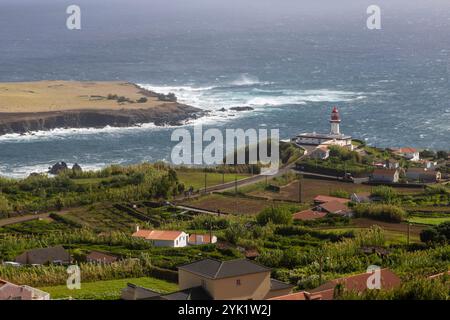 Vue sur Topo et le phare de Sao Jorge, Açores, Portugal. Banque D'Images