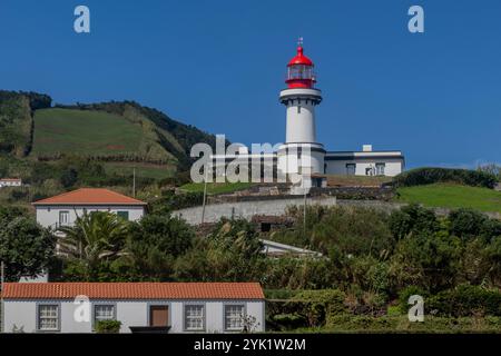 Vue sur Topo et le phare de Sao Jorge, Açores, Portugal. Banque D'Images