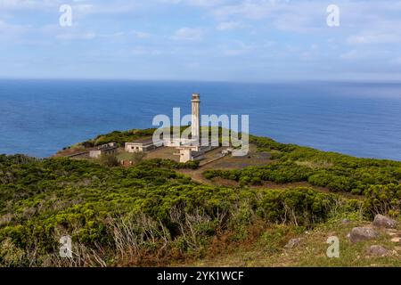 Le phare de Ponta dos Rosais a été abandonné après un tremblement de terre. Il est situé sur la côte ouest de São Jorge, aux Açores. Banque D'Images