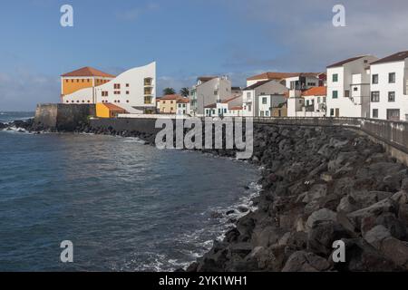 La ville de Velas est l'une des plus anciennes communautés installées sur l'île de Sao Jorge, aux Açores. Banque D'Images