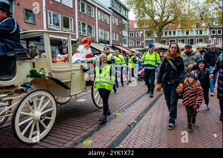 Nicholas voyageant dans la ville sur une calèche. Le premier samedi après le 11 novembre, le Sinterklaas (nécessitant Nicholas) vêtu de rouge et blanc arrive dans plusieurs villes néerlandaises. À Nimègue, Sinterklaas entra en suivant un itinéraire à travers le centre-ville accompagné de ses assistants, les Pieten (Peters), qui donnaient des bonbons traditionnels aux enfants et aux adultes. Banque D'Images