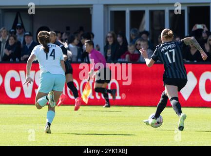 Washington, États-Unis. 16 novembre 2024. WASHINGTON, DC - 16 NOVEMBRE : le défenseur du NJ/NY Gotham FC Nealy Martin (14 ans) poursuit le milieu de terrain du Washington Spirit Hal Hershfelt (17 ans) lors de la demi-finale de la NWSL entre le Washington Spirit et le NJ/NY Gotham FC le 16 novembre 2024, à Audi Field à Washington DC. (Photo de Tony Quinn/SipaUSA) crédit : Sipa USA/Alamy Live News Banque D'Images