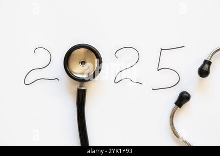 2025 et stéthoscope reposent sur un fond blanc, la santé et la médecine dans la nouvelle année Banque D'Images