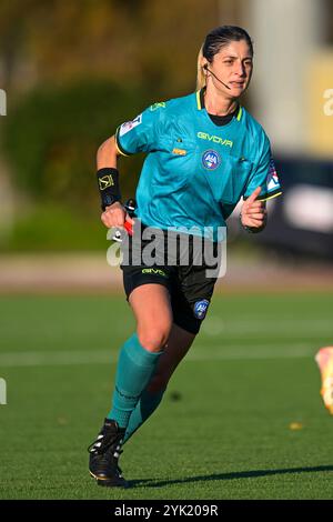 Cercola - Napoli, Italie. 16 novembre 2024. Arbitre Martina Molinaro lors de la Serie A féminine entre Napoli et ACF Fiorentina à l'Arena Giuseppe Piccolo le 16 novembre 2024 à Cercola, Italie. Crédit : Nicola Ianuale/Alamy Live News Banque D'Images