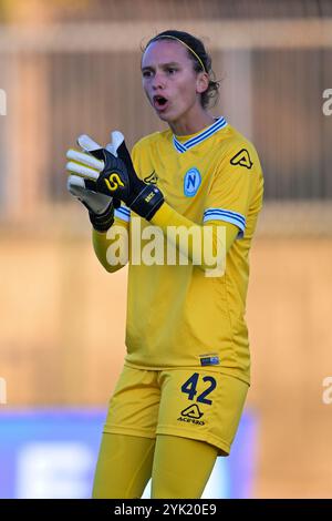 Cercola - Napoli, Italie. 16 novembre 2024. Doris Bacic de Napoli femmes gestes lors de la Serie A femmes entre Napoli et ACF Fiorentina au Stadio Giuseppe Piccolo le 16 novembre 2024 à Cercola, Italie. Crédit : Nicola Ianuale/Alamy Live News Banque D'Images