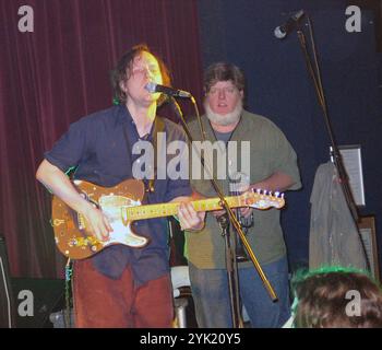 Cullen Hart (G) et Scott Spillane (d) de l'Olivia Tremor Control sur scène à All Tomorrow's Parties, Pontins Camber Sands, Rye, Royaume-Uni, 23/04/05. Banque D'Images