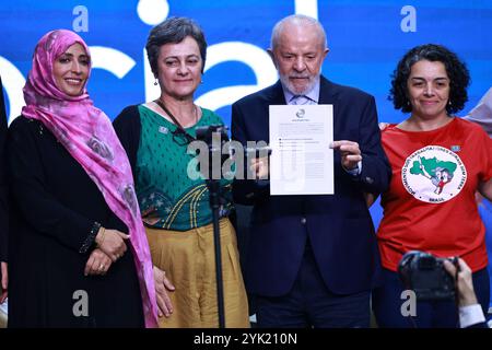 Rio de Janeiro, Brésil. 16 novembre 2024. La clôture et la remise du document officiel entre les présidents du g20 social LUIZ INACIO LULA DA Silva, président de la république du brésil et RONALD LAMOLA ministre des relations internationales et de la coopération de l'Afrique du Sud, en présence de JANJA LULA DA Silva, première dame du brésil, MARCIO MACEDO, ministre d'État du secrétaire général de la présidence de la république et TAWAKKOL KARMAN, lauréat du prix nobel de la paix 2011. (Crédit image : © Leco Viana/TheNEWS2 via ZUMA Press Wire) USAGE ÉDITORIAL SEULEMENT! Non destiné à UN USAGE commercial ! Banque D'Images