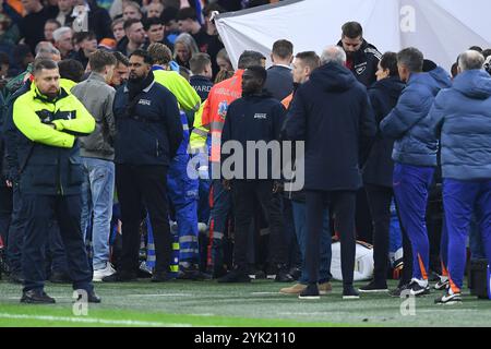 Amsterdam, Allemagne. 16 novembre 2024. Fussball UEFA Nations League Niederlande - Ungarn am 16.11.2024 in der Johan Cruijff Arena in Amsterdam Das Nations-League-Spiel zwischen den Niederlanden und Ungarn ist von einem medizinischen Notfall ueberschattet worden. Eine person auf der Bank bricht zusammen, die partie wird unterbrochen. Foto : Revierfoto crédit : ddp Media GmbH/Alamy Live News Banque D'Images