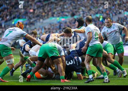 Édimbourg, Écosse. 16 novembre 2024. Les hôtes poussent pour la ligne lors du match d'automne des Nations entre l'Écosse et le Portugal au Murrayfield Stadium, à Édimbourg. Crédit : Connor Douglas/Alamy Live News Banque D'Images